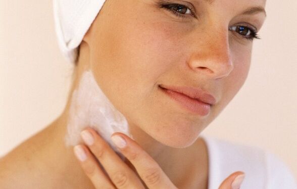 Use a cream to rejuvenate the skin on the neck and shoulders